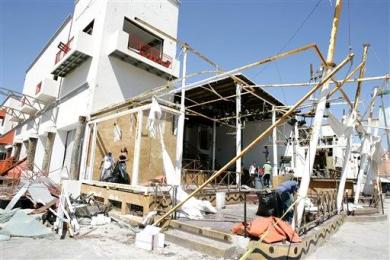 El huracán 'Wilma' podría pasar a la historia como el tercero más costoso, detrás sólo de 'Katrina' y 'Andrew', con un total de daños asegurados de hasta 10 mil millones de dólares.