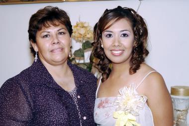 Karen Paulina Carlos Montes disfrutó de una despedida de soltera por su próxima boda, que le ofreció su mamá Carmen Montes de Carlos.