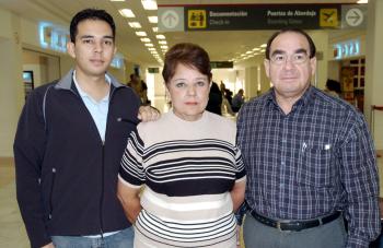 28 de octubre 2005

Ricardo Castro y Luz María Vázquez viajaron al DF y los despidió Leonel Castro.