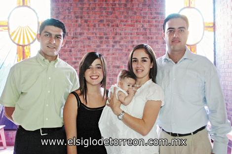 La pequeña Valeria acompañada de sus papás Martín Valente Arreola Enríquez y Martha Patricia Torres Cano, así como sus padrinos Alfredo Máynez Gil y Marusa Fernández Tueme