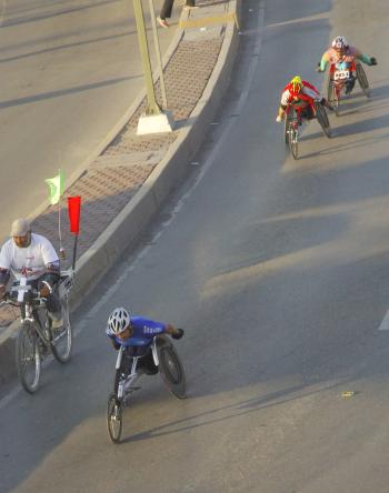 La fiesta popular de la Carrera 10 K Victoria, hoy sólo comparable con el Maratón de La Laguna, ha vivido una edición más; el único requisito para ser parte del festejo popular es salir a la calle y apoyar a los corredores que afanosamente buscan la meta, así sea económica, de establecer algún récord o por el simple deseo de pasar alegremente, y en un ambiente sano, dos horas de feliz esparcimiento.