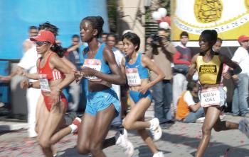 Fueron cinco las corredoras que impusieron el ritmo de competencia, celebrada alrededor del Bosque Venustiano Carranza, encabezadas por la monarca nacional de maratón, Dulce María Rodríguez, y la primera rankeada en esta distancia, Madaí Pérez Carrillo, así como las morenas kenianas Neriah Asiba y Grace Momanyi.