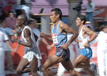 Dos conocidos de la afición lagunera, Reuben Cheruiyot y Simson Limareng fueron los grandes ganadores, mientras que Teodoro Vega alcanzó a subirse al podium de vencedores, al terminar tercero en una gran carrera de diez kilómetros.
