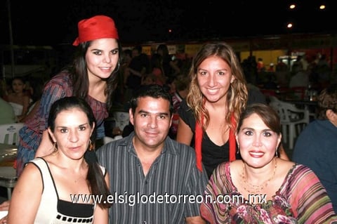 09102009 11 se despide
 Ana Lucía Diez reunió a sus amigos para decir adiós, ya que radicará  en España. 22 covadonga
 Laguneros se dieron cita para disfrutar de la tradicional  fiesta española. 26 atletismo
 Ya se encuentran listos los competidores de la carrera 10K, que será este domingo.