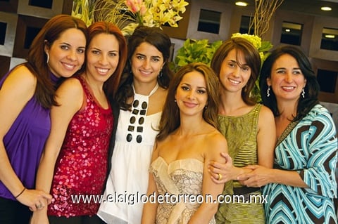 09102009 Linda despedida Alejandra Barraza Maribel González, María, Bárbara, Alejandra Barraza, Elena de Canales y Magdalena de Rocha. Alejandra Barraza acompañada por su mamá durante su despedida. Alejandra Barraza lució muy contenta en su despedida de soltera.
