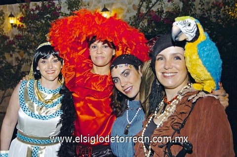09102009 Gloria Alicia Soto Dingler celebró su cumpleaños en compañía de sus familiares y amigos. Gloria, Ana, Rosario y Mary Carmen. Festeja con disfraces Gloria Alicia Soto Dingler Goga Dingler, Liliana Yarza, Cecy Díaz, Pancho Aguilar, Luchita López y Alma Fernández.