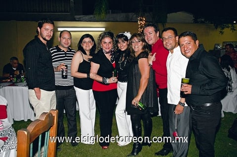 09102009 Celebra entre amigos Cumpleaños de Ana Borrego Lalo Nieto, Manuel Carbajal, Ale Borrego, Vero Esqueda, Marisol Esqueda, Ana Borrego, Salvador Guerrero, Héctor Ramírez y Bruno Cervantes. Vero, Marisol y Maribel Esqueda Tello.