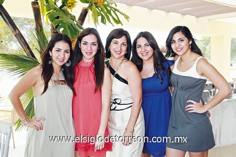 09102009 Rodeada de sus familiares y grandes amigas, Yolanda Treviño de Trasfí celebró su cumpleaños, con un delicioso menú, ricas aguas frescas y el tradicional pastel. Alegre cumpleaños Yolanda Treviño de Trasfí Yolanda Treviño de Trasfí durante la celebración de su cumpleaños, acompañada de sus hijas Tania, Valeria, Yolis y Laura.