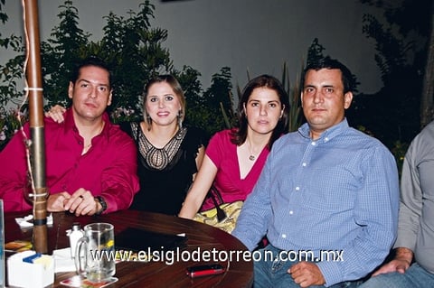 09102009 Pablo Sáenz, Cristy Belausteguigoitia, Andoni Rumayor, Ana Rodríguez e Iñaki Belausteguigoitia. Agradable compañía Cualquier ocasión es buen pretexto para celebrar Gabriel Gómez Sáenz, Keta Bonilla Gómez, Cristina de Gómez y Saúl Gómez. Antonio Diab y Rocío de Diab.