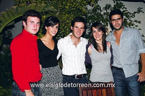 09102009 Pablo Sáenz, Cristy Belausteguigoitia, Andoni Rumayor, Ana Rodríguez e Iñaki Belausteguigoitia. Agradable compañía Cualquier ocasión es buen pretexto para celebrar Gabriel Gómez Sáenz, Keta Bonilla Gómez, Cristina de Gómez y Saúl Gómez. Antonio Diab y Rocío de Diab.