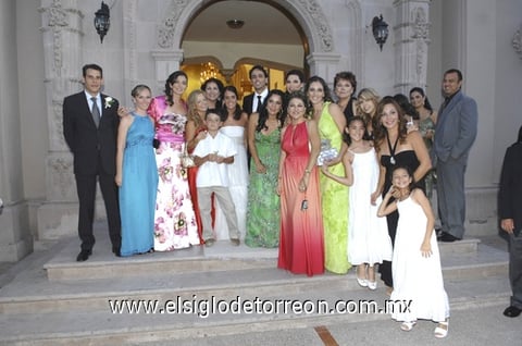 09102009 Los ahora esposos en compañía de sus familiares y amistades íntimas.  Primos y amigos acompañaron a los novios durante su enlace matrimonial.