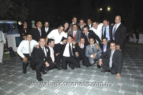 09102009 Los ahora esposos en compañía de sus familiares y amistades íntimas.  Primos y amigos acompañaron a los novios durante su enlace matrimonial.