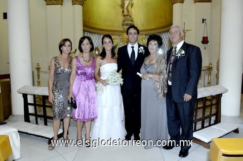 09102009 María José Montes Martínez y Salvador Barba Martínez acompañados por los padres del novio, señores Leopoldo Barba Cortés y Dalia Magda Martínez de Barba, y la familia de la novia, su mamá Nuria Martínez Vda. de Montes y su tía Lourdes Martínez Lorenzo.