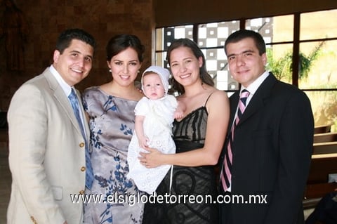 09102009 El pequeño José Pablo del Bosque Garza en brazos de sus padres Susana Garza y José Lorenzo del Bosque, los acompañan Jorge del Bosque y Selene Garza, quienes fungieron como los padrinos del pequeño.