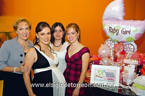 09102009 Odila Vargas de Fernández durante su festejo de canastilla, por su segundo retoño quien se llamará Odila. Odila Vargas de Fernández acompañada por sus organizadoras: Linda Fernández de Carrillo, Clarissa Vargas y Odila Villarreal de Vargas.