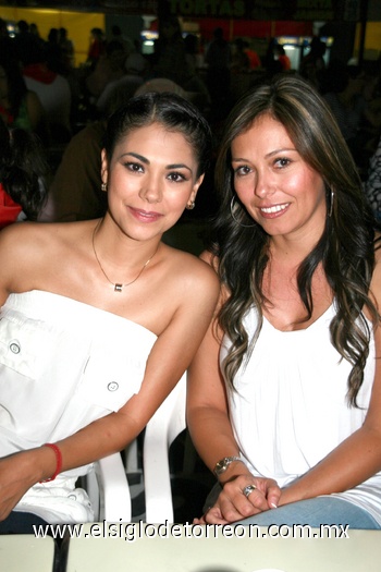 09102009 Espectadoras. Vanessa y Brenda González.
