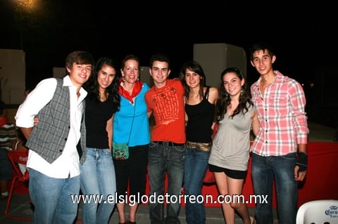 09102009 José Daniel, María, Journa Lism, Tomás, Rosy, Alex y Ale. Fer Bustos, Fernando Rusek, José Antonio Domínguez y Miguel de la Torre.  Omar Favila, estilista profesional, junto a su modelo durante una demostración de maquillaje y peinado.