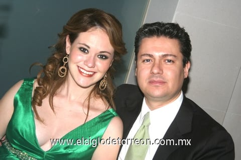 09102009 Asisten a recepción Familiares y amistades acudieron a la gala nupcial de Marthy Dávila y Enrique Cervantes y la pasaron  de lo mejor. Invitados. Suyin Wong de Vizcaíno, Alejandro Levy y Marisu de Jordania. En pareja. Hugo Escobedo y Milagros García. .Vero y Jorge Jalife. Invitados. Claudia y Alfredo Garza.