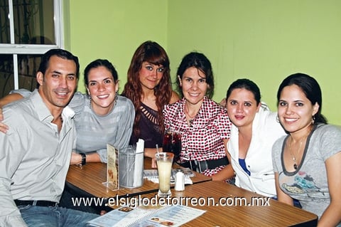 09102009 Marina de del Valle y Diego del Valle. Blanca y Pablo. Poncho, Nadia, Roxana, Pia, Nelly y Pamela. Deleitando al paladar Laguneros fueron captados  Heberto Quintero y Roberta Cárdenas.