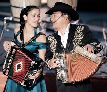 Los Tigres del Norte y Julieta Venegas compartieron escenario.
