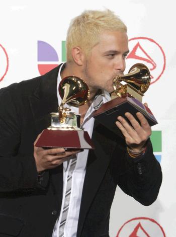 El español Alejandro Sanz se llevó dos gramófonos de oro, a la grabación del año y a la canción del año, con el tema Tú no Tienes Alma.

La gran sorpresa  fue el compositor brasileño Ivan Lins al ganar el premio al álbum del año con Cantando Historias.