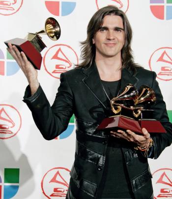 “Es un sueño”, dijo Juanes en su segunda subida al escenario, donde volvió a dedicar sus triunfos a su familia, a su país y a sus productores, y también agradeció a la Academia Latina de Artes y Ciencias de la Grabación.

Antes de la gala, Juanes recibió el premio de mejor álbum de rock vocal, por Mi Sangre, por lo que ganó todos los Grammy Latinos a los que era candidato.