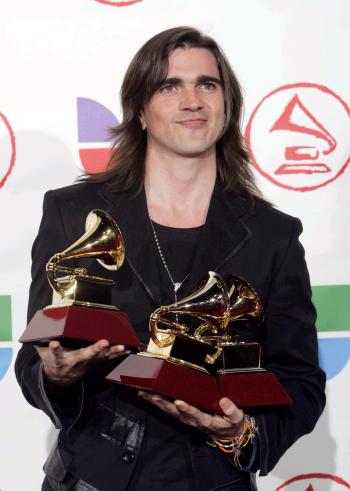 El colombiano Juanes fue uno de los ganadores de la sexta edición de los Grammy Latinos, al alzarse con tres galardones, incluido mejor video por Volverte a Ver y mejor canción rock por Nada Valgo sin tu Amor.