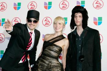 Ely Guerra y el grupo Kinky.