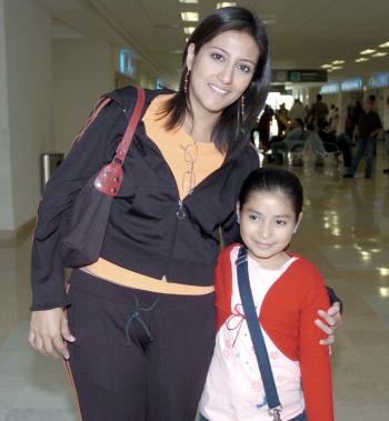 Abril Guillén viajó con destino a Tijuana, la despidió Rosalba Mijares.