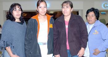 Maricruz Vega viajó a Tijuana, la despidieron Reyna Vega, Herminia Garay y Felipa Suárez.