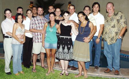 Los futuros novios, Beatriz González y Javier Fernández, estuvieron acompañados por sus amigos en una fiesta de despedida.