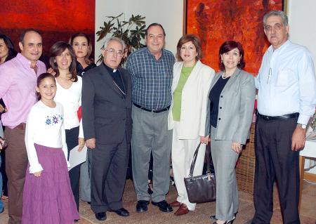07 de noviembre 2005
Mario Talamás, María Talamás, María Amparo de Talamás, el obispo de Torreón don José Guadalupe Galván Galindo, Gerardo Murra, Guadalupe de Murra, Gabriel y Maru Kort.
