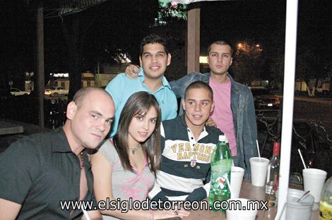 Adrián Ortiz, Karla Martínez, Alejandro Huerta, Tito Valles y Eduardo Olivares