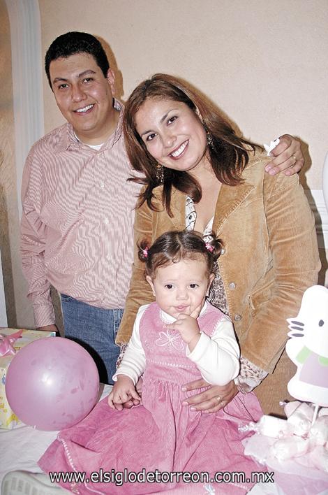 CUMPLE 1 AÑO
La festejada junto a sus papás Fernando Odriozola y Claudia Ávila de Odriozola