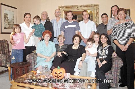 EMOTIVA REUNION FAMILIAR
Familia Peña Martinez; Augusto H. Peña, Victoria de Peña, Abraham Peña, Lupita Martinez, Elvira Tafich, Jorge Tafich, Ivonne de Tafich, Alfredo Murra, Victoria P. de Murra, Samuel, Saida y Samy Ibargüengoytia, Michel Peña, Laura de Peña y Ana Lucía y Michel Peña.