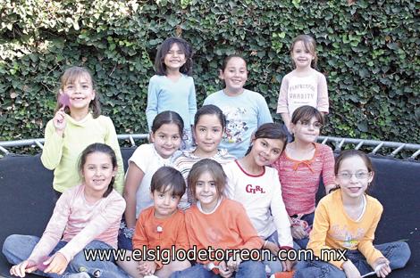 Lorena, Fernanda, Anaví, Daniela, Ileana, Daniela, Marian, Becky, Marisofi, Ana Luisa y Luciana acompañando a Carla Susana en su fiesta.