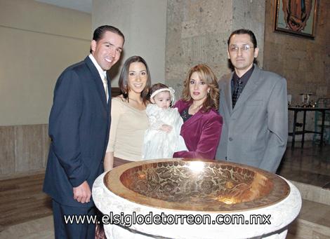 Marian Soto Hernández junto a sus padres Alfonso Soto Dingler y Karem Hernández de Soto y sus padrinos Antonio Miñarro Dingler y Ana Sofía Soltero de Miñarro