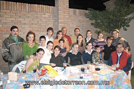 El festejado Alejandro Diez Burgos con sus hijos y nietos