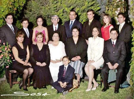 Sr. Ricardo Esquivel y Sra. María Elena Castruita Rodríguez, en una foto de estudio con motivo de sus Bodas de Oro, acompañados por sus hijos y nietos.