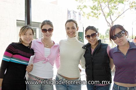 Entre poses y estudio 
Paty Lindan, Ana Luisa Portales, Paulina Perches, Marilú Acevedo y Marros Zermeño