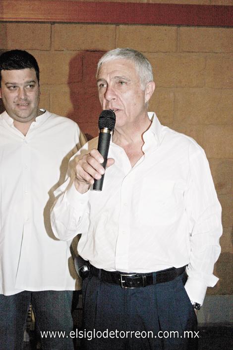 Bill Hines, padre de familia del Moset, quien hizo el enlace para que esta institución elaborara el obelisco de la paz.