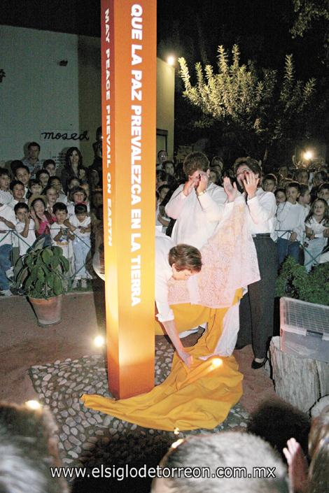 Momentos en que fue develado el obelisco de la paz del Montessori