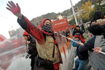 Los manifestantes lanzaban piedras, atacaban con palos de bambú e intentaban en vano atravesar las posiciones de las fuerzas de seguridad y llegar hasta el lugar de la reunión.