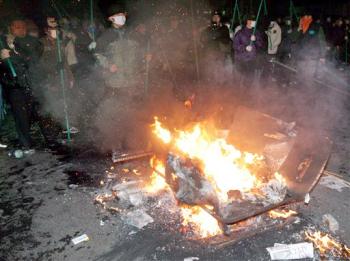 Como para hacer frente a las bajas temperaturas que sufre Pusán estos días, los manifestantes encendieron enormes hogueras con neumáticos en varios puntos de la comitiva, que se extendía a lo largo de varios kilómetros.