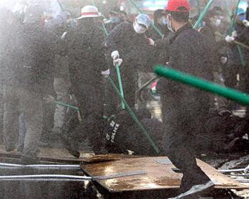Violentos choques entre manifestantes antiglobalización y la Policía surcoreana tiñeron de gris la jornada inaugural  al que asisten 21 líderes internacionales, entre ellos, George W. Bush o Hu Jintao.