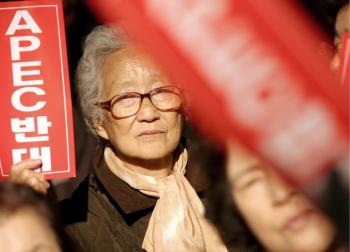 Las protestas alcanzaron su punto álgido cuando un grupo de manifestantes intentó cruzar el río Suyeong y acercarse al BEXCO, el centro de convenciones a orillas del mar que sirve de sede de la reunión, y que está rodeado por un inexpugnable perímetro de seguridad.