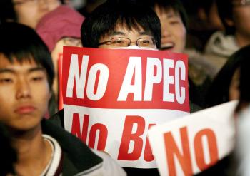 Miles de manifestantes fueron dispersados por la policía de Corea del Sur en la jornada inaugural de la XIII reunión anual de líderes políticos del Foro de Cooperación Económica Asia-Pacífico (APEC).