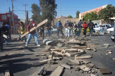 Según su opinión, no había necesidad ni urgencia de abrir a la circulación los carriles centrales del Periférico, porque en esa misma medida se incrementó el riesgo para las personas que atraviesan esta vialidad y que no cuentan para su protección ni pasos elevados, tampoco puentes peatonales, ni semáforos.
