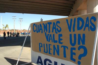 El clamor de los alumnos fue general “¿cuántas vidas vale un puente?”. Padres de familia de las colonias Fidel Velázquez, Valle Verde, La Cortina y otras cercanas también se unieron a la demanda del puente peatonal.