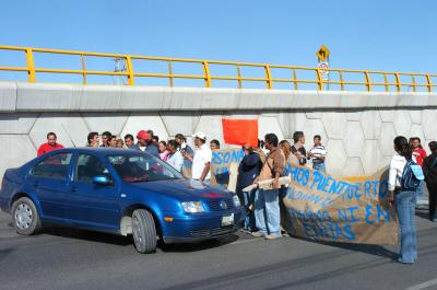 El alcalde, Guillermo Anaya Llamas, lamentó la muerte del estudiante, “desgraciadamente no es el primero, ya tenemos muchos accidentes y estamos urgiendo a los que van a instalar los puentes peatonales” y aseguró que fue a petición de la Secretaría de Obras Públicas del Estado que se decidió abrir el paso en los carriles centrales.
